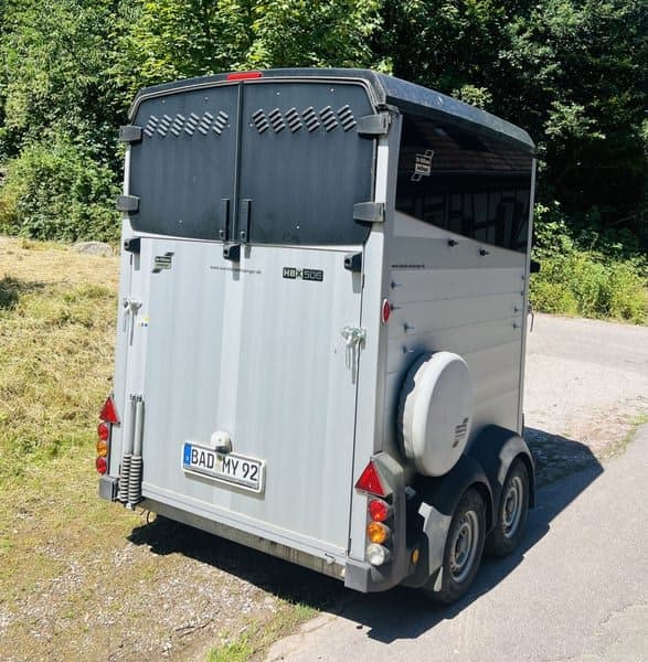 Ifor Williams Remolque Ifor Williams HBX 506 con salida frontal, 2,6 toneladas