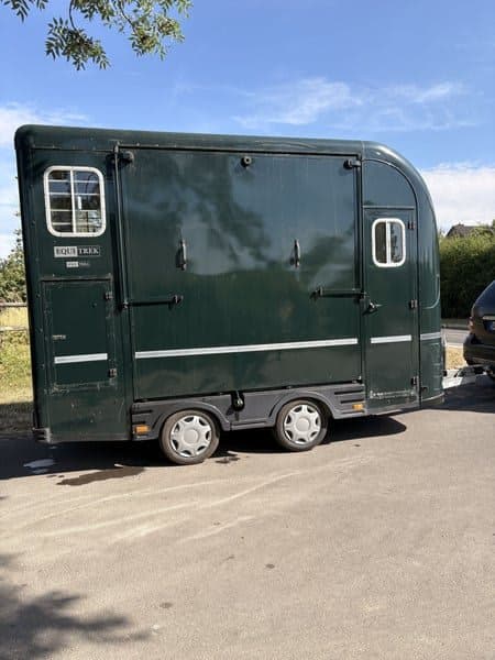 Multimarca Remolque para caballos Equi-Trek Space-Treka L con acceso lateral