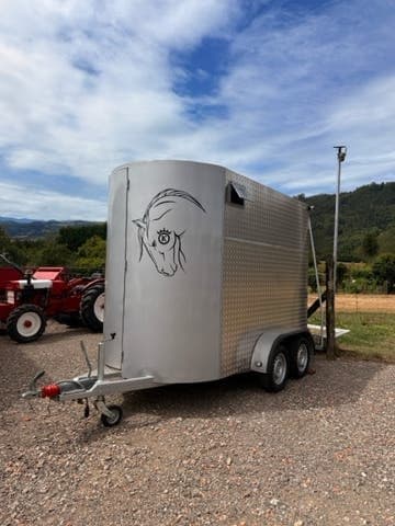 Sin marca Remolque van 2 caballos matrícula roja