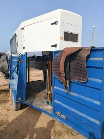 Sin marca remolc de dos cavalls