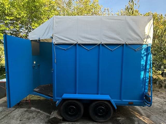 Remolque Caballos Van de ocasión para dos caballos de uso mixto para caballos y ganado