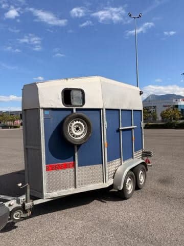Remolque Caballos Van de ocasión para dos caballos de uso mixto para caballos y ganado