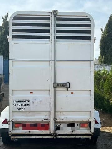 Remolque Caballos Gebrauchter Pferdeanhänger für zwei Pferde mit rotem Kennzeichen (Ref. 38088)