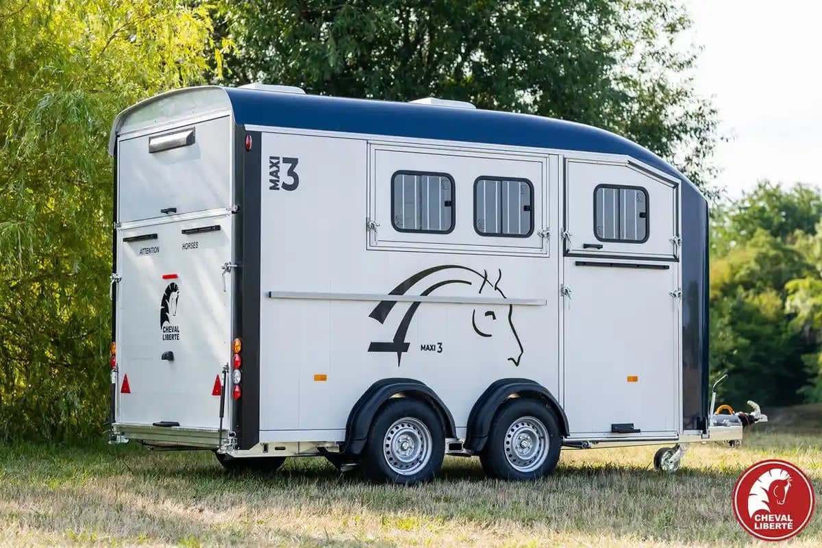 Cheval Liberté Premium-Anhänger für 3 Pferde